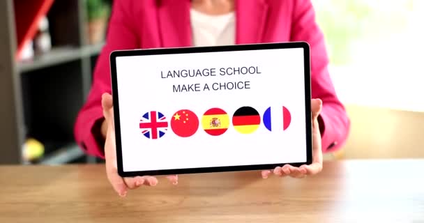 Jazyková Škola Vybere Nápis Tabletu Zblízka Online Školení Digitálního Ekosystému — Stock video