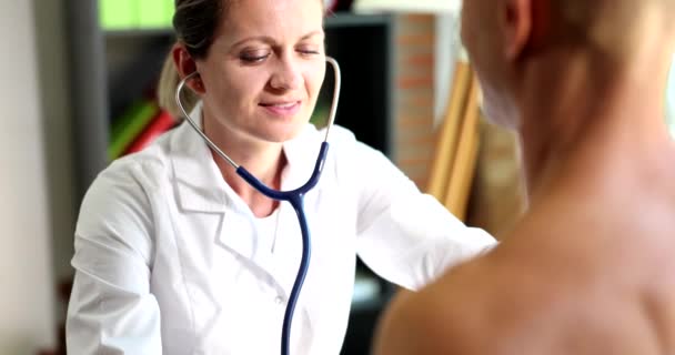 Femme Est Médecin Écoute Les Hommes Légers Avec Stéthoscope Gros — Video