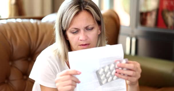 Kahverengi Bir Kanepede Oturan Bir Kadın Tabletler Için Talimatları Okur — Stok video