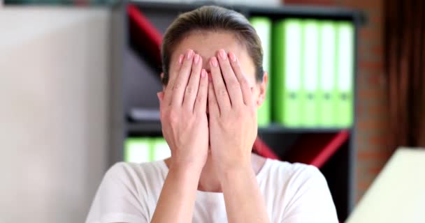 Eine Frau Die Büro Steht Bedeckt Ihr Gesicht Mit Seinen — Stockvideo