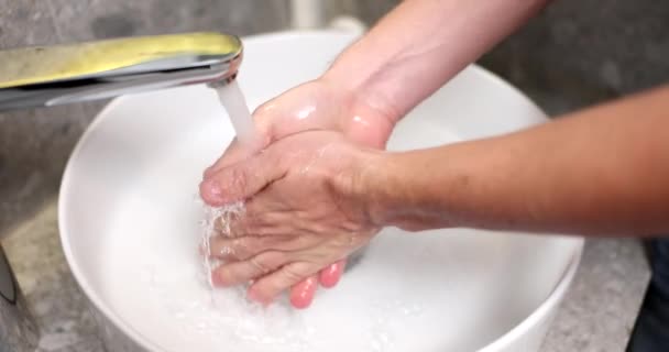 男は水の圧力の下で手を洗う クローズアップ 衛生的な手順 近代的な配管 — ストック動画