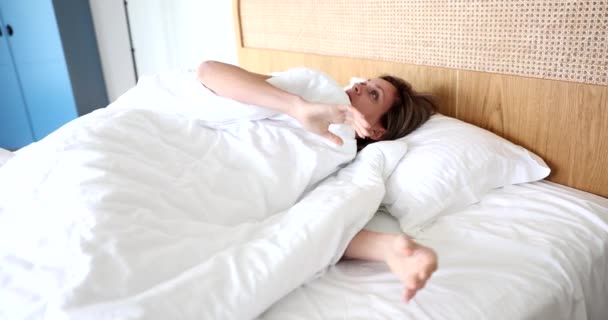 Kobieta Budzi Się Sama Łóżku Bliska Wygodne Łóżko Sypialnia Hotelowa — Wideo stockowe