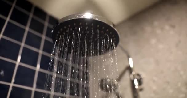 バスルームでは シャワークレーン クローズアップからの水の流れ 現代の配管 衛生的な手順 — ストック動画
