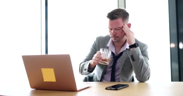 一个疲惫的男人一个人坐在办公室喝着酒精 一个特写镜头 慢动作 过度工作 工作失败 — 图库视频影像