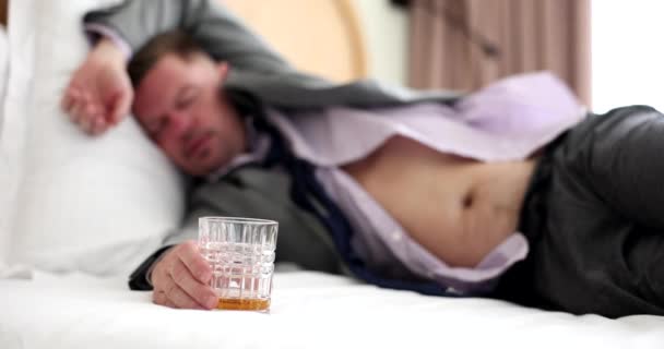 酔った実業家だけで服 クローズアップ スローモーションで眠る ストレスの多い状況 仕事中の問題 — ストック動画