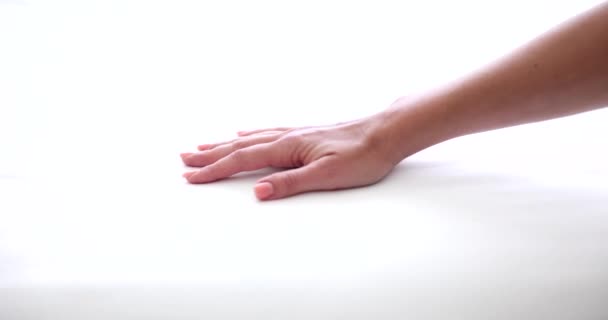 Kobieca Ręka Białym Łóżku Zbliżenie Spowolnienie Wygodny Materac Miękka Pościel — Wideo stockowe