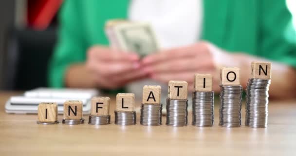 Инфляция Пишется Деревянных Кубиках Монетах Крупным Планом Женщина Считает Деньги — стоковое видео