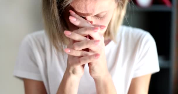 Avrupalı Kadın Başını Eğip Dua Ediyor Yakın Plan Yavaş Çekim — Stok video