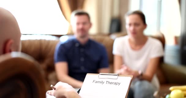 心理学者はソファの上で夫婦と話します クローズアップ 家族療法 医療相談 — ストック動画