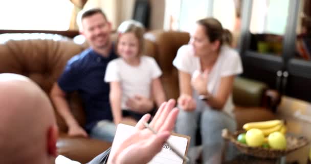 Psicólogo Família Fala Com Pais Uma Criança Close Terapia Familiar — Vídeo de Stock