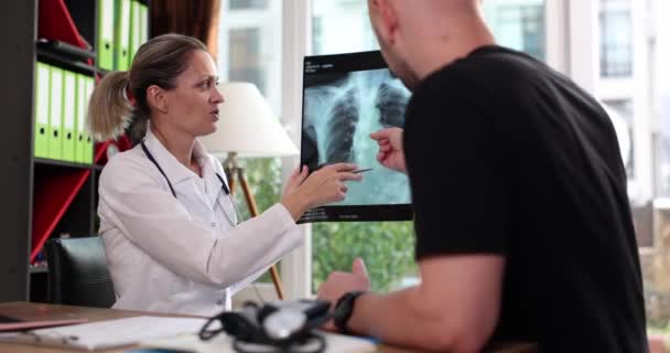 Donna Sta Discutendo Con Uomo Una Radiografia Dei Polmoni Con — Video Stock
