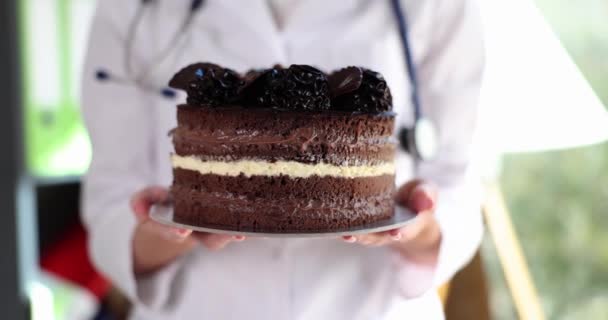 Doctor Sostiene Gran Pastel Chocolate Cerca Postre Bajo Carbono Sucrotor — Vídeos de Stock