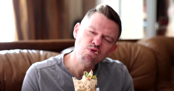 Hombre Feliz Casa Sofá Come Shawarma Primer Plano Entrega Comida — Vídeos de Stock