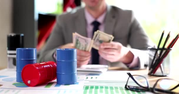 Ein Glücklicher Geschäftsmann Mit Dollars Aus Dem Verkauf Von Treibstoff — Stockvideo