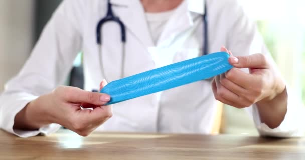 Mulher Médica Mostra Guardanapo Sanitário Azul Close Consulta Ginecologista Higiene — Vídeo de Stock