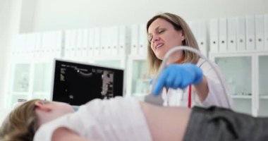 Ultrason odasındaki doktor ve çocuk iç organları inceliyor. Karın ağrısı olan çocuğu muayene etmek için algoritma