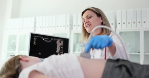 超音波室の医師と子供は 内臓を検査する 腹痛の子供を調べるためのアルゴリズム — ストック動画