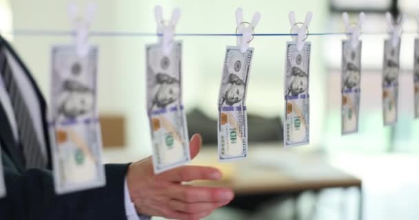 Geschäftsmann Zieht Einhundert Dollar Scheine Aus Papier Die Seil Hängen — Stockvideo