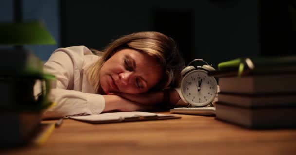 Femeia Afaceri Obosită Doarme Seara Birou Documente Ceas Alarmă Timpul — Videoclip de stoc