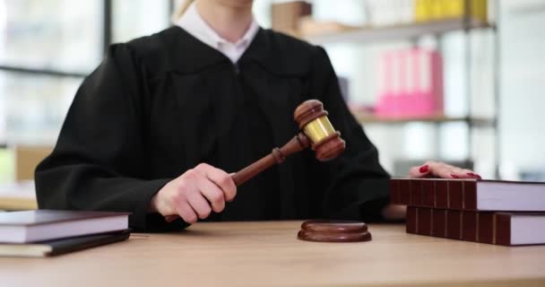 Sesja Sądu Kobieta Sędzia Orzeka Wyrok Uderza Młotkiem Dramatyczne Uniewinnienie — Wideo stockowe