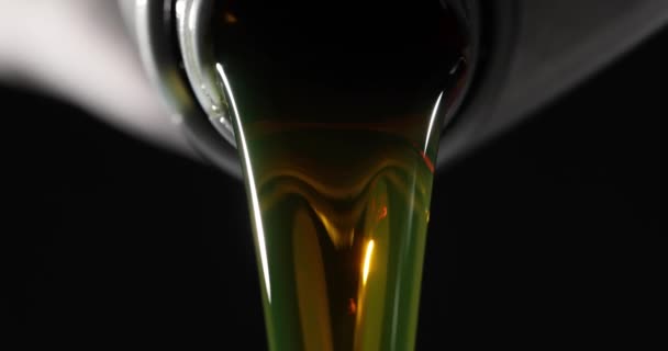 从黑色底座上分离的银塑料罐中浇注机油 优质机油 — 图库视频影像