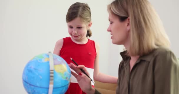 好奇心旺盛な少女と母親は 自宅で世界中の多くの場所について学びます 地理教育と旅行計画 — ストック動画