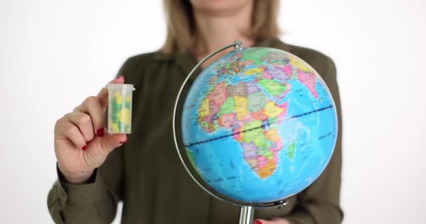 Žena Drží Lékařskými Kapslemi Glóbus Globální Farmaceutický Průmysl — Stock video
