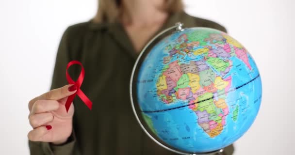 Γυναίκα Που Κρατά Κόκκινη Κορδέλα Και Aids Και Τον Κόσμο — Αρχείο Βίντεο