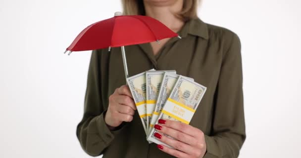 Mano Sostiene Paraguas Rojo Pilas Billetes Dólar Protección Seguridad Garantías — Vídeos de Stock