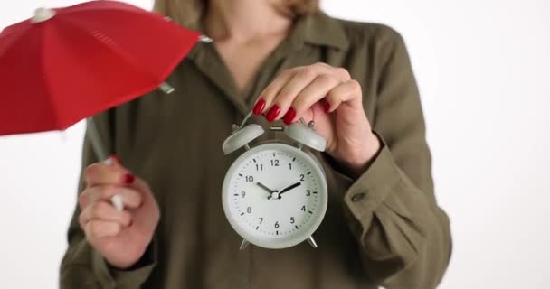Mujer Sostiene Despertador Paraguas Rojo Protección Seguridad Del Tiempo Personal — Vídeo de stock