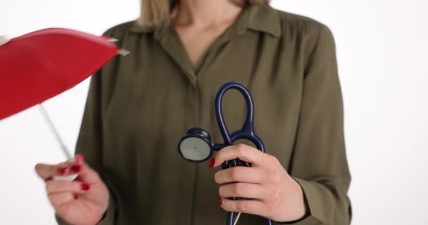 Ženský Ruce Drží Doktory Stetoskop Deštník Bezpečnost Pojištění Ochrana Zdraví — Stock video