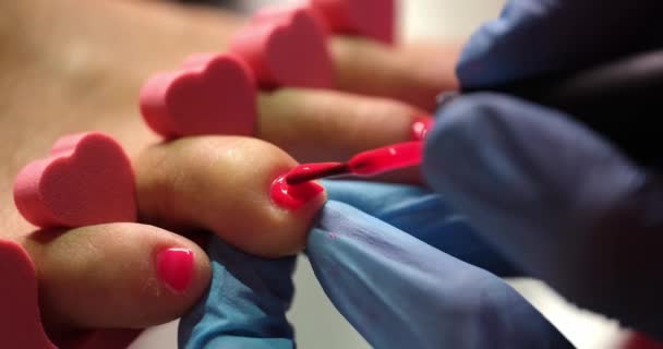 Mistrz Pedicure Maluje Paznokcie Nogach Niebieskich Rękawiczkach Zbliżenie Kompleksowa Pielęgnacja — Wideo stockowe