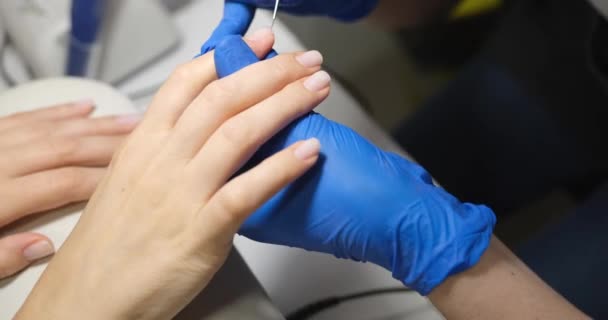 主人做了一个蓝色手套的女修指甲 一个特写 美甲美甲美发沙龙程序 — 图库视频影像