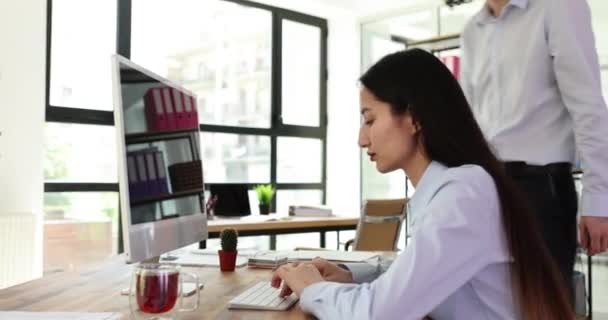 Collega Man Vrouw Die Fouten Maken Met Het Bedrijfsplan Computer — Stockvideo