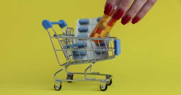 Supermarkt Einkaufswagen Mit Blistertabletten Schubkarre Konzept Der Lieferung Von Medikamenten — Stockvideo