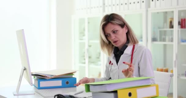 Dottoressa Insoddisfatta Esamina Documenti Medici Clinica Lavoro Straordinario Del Medico — Video Stock