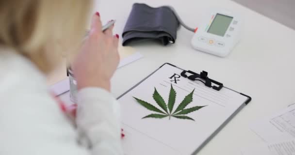 Doktor Píše Lékařský Předpis Marihuanu Předpis Konopí Pro Osobní Použití — Stock video