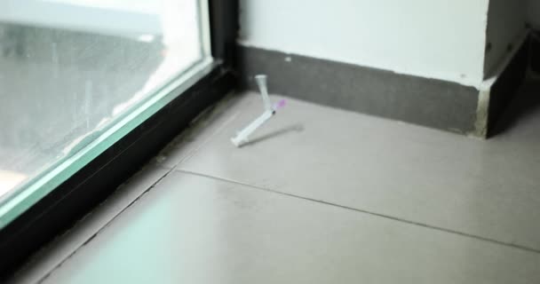 床に針が付いている使用された医学注射器 床に散らばったドーズシリンジ — ストック動画