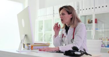 Şok olmuş hemşire klinikteki bilgisayarda çalışıyor. Mutsuz deli kadın doktor hastanede bilgisayar kullanıyor. Ameliyat sorunu ya da spam aygıtı.