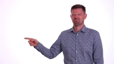Hoşnutsuz suratlı bir iş adamı olumsuz bir işaret gösteriyor. Adam reddedilmekten hoşlanmaz.