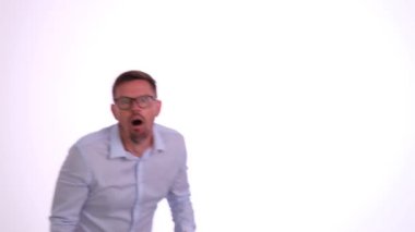 Şok olmuş adam şaşırdı ve yürüyüp gitti. İnsanlar samimi duygular