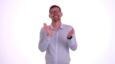 Mutlu hisseden ve alkışlayan bir adam güzel anların tadını çıkarıyor. Beyaz arka planda izole edilmiş bir şekilde duran iş adamı fantastik fırsatı kutluyor