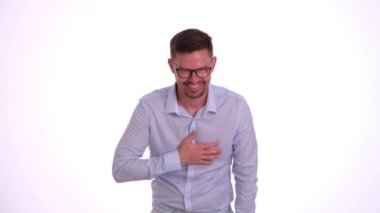 Minnettar, mutlu, mutlu, sevgi ve takdir dolu bir adam. Minnettar dürüstlük, içten bir gurur.