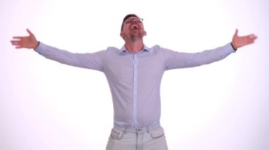 Adam yüksek sesle bağırıyor ve yukarı bakıyor. Adam dikkat çekmeye çalışıyor ve karlı bir teklifi yakın plan satmak istiyor.