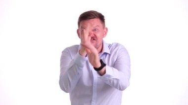 Tecrit edilmiş genç yakışıklı adam çılgınca ve komik jestler yapıyor. Komik yüz ifadeleri ve ekşitmeler