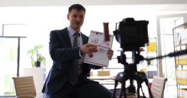 Gülümseyen blogcu işadamı iş geliştirme eğitimi veriyor. Uzaklık öğrenme ve pazarlama araştırması
