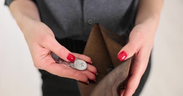 Γυναίκα Ανοίγει Δερμάτινο Πορτοφόλι Κέρματα Οικονομικά Προβλήματα Και Φτώχεια — Αρχείο Βίντεο