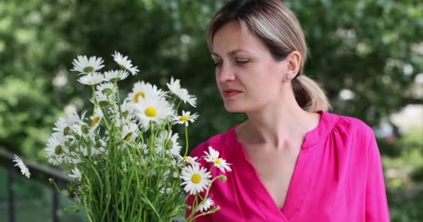 Γυναίκα Είναι Λυπημένη Και Αλλεργική Στα Λουλούδια Αλλεργία Στην Ανθοφορία — Αρχείο Βίντεο