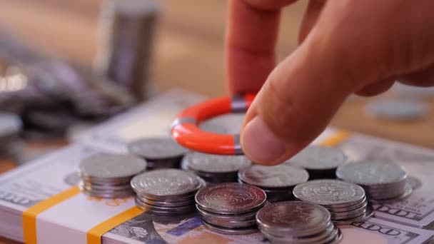 财产和家庭保险的财务概念 硬币救生圈和桌面上的房子模型 — 图库视频影像