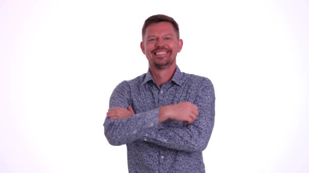 Portrét Sebevědomého Usmívajícího Muže Zkříženýma Rukama Izolovaného Bílém Pozadí Studia — Stock video